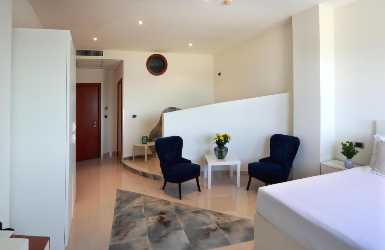Piccadilly Rooms Restaurant And Beach Santa Maria al Bagno Exterior photo
