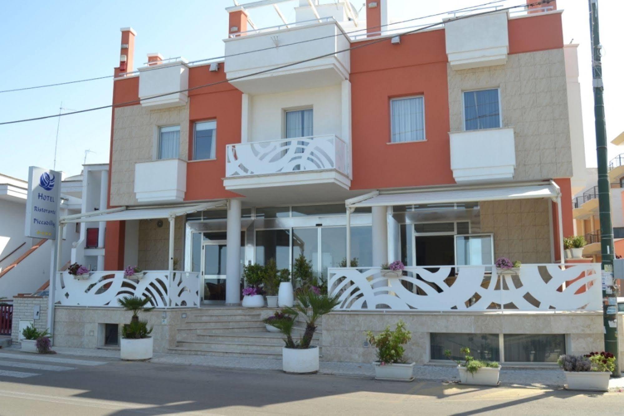 Piccadilly Rooms Restaurant And Beach Santa Maria al Bagno Exterior photo