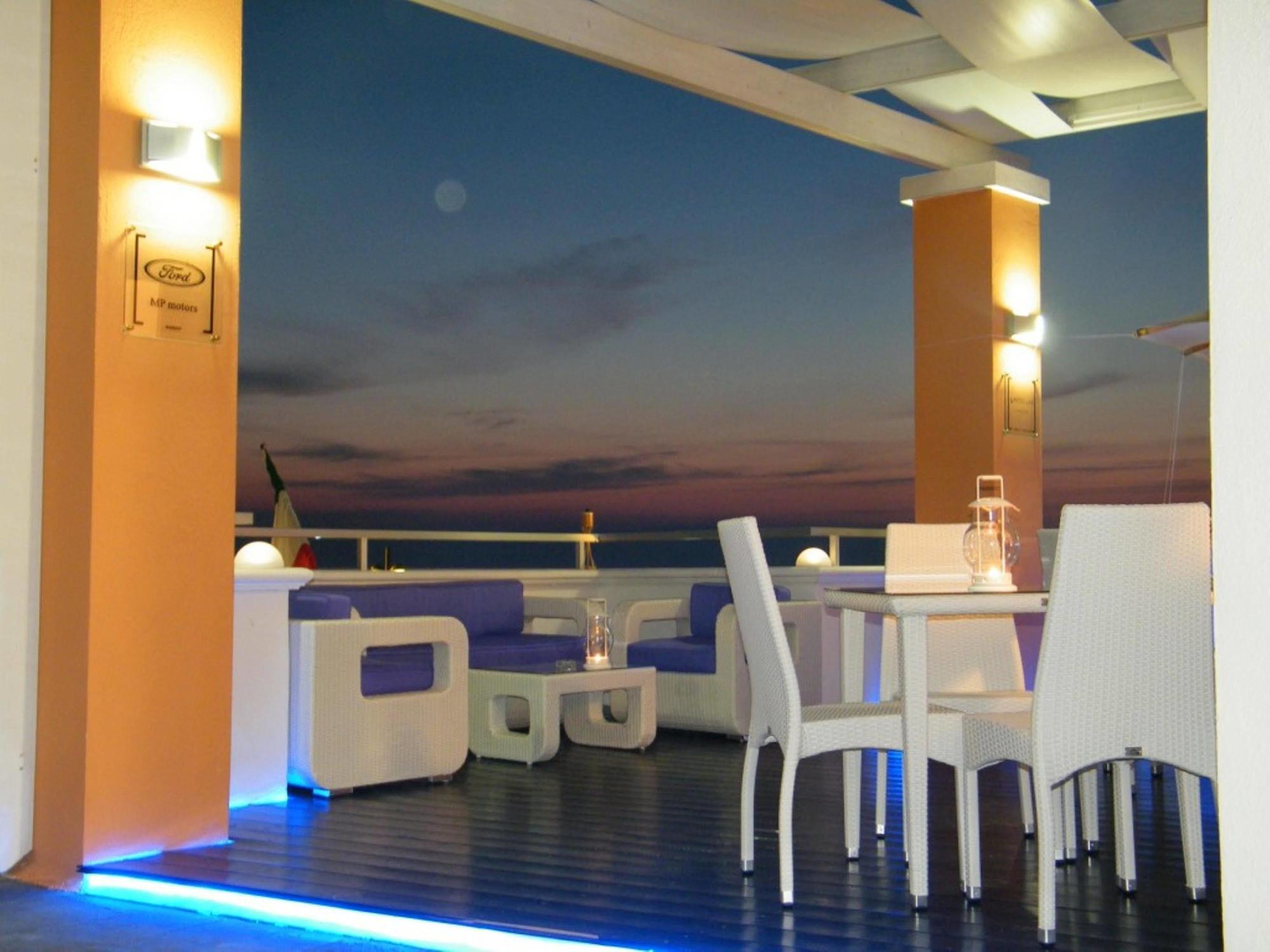 Piccadilly Rooms Restaurant And Beach Santa Maria al Bagno Exterior photo
