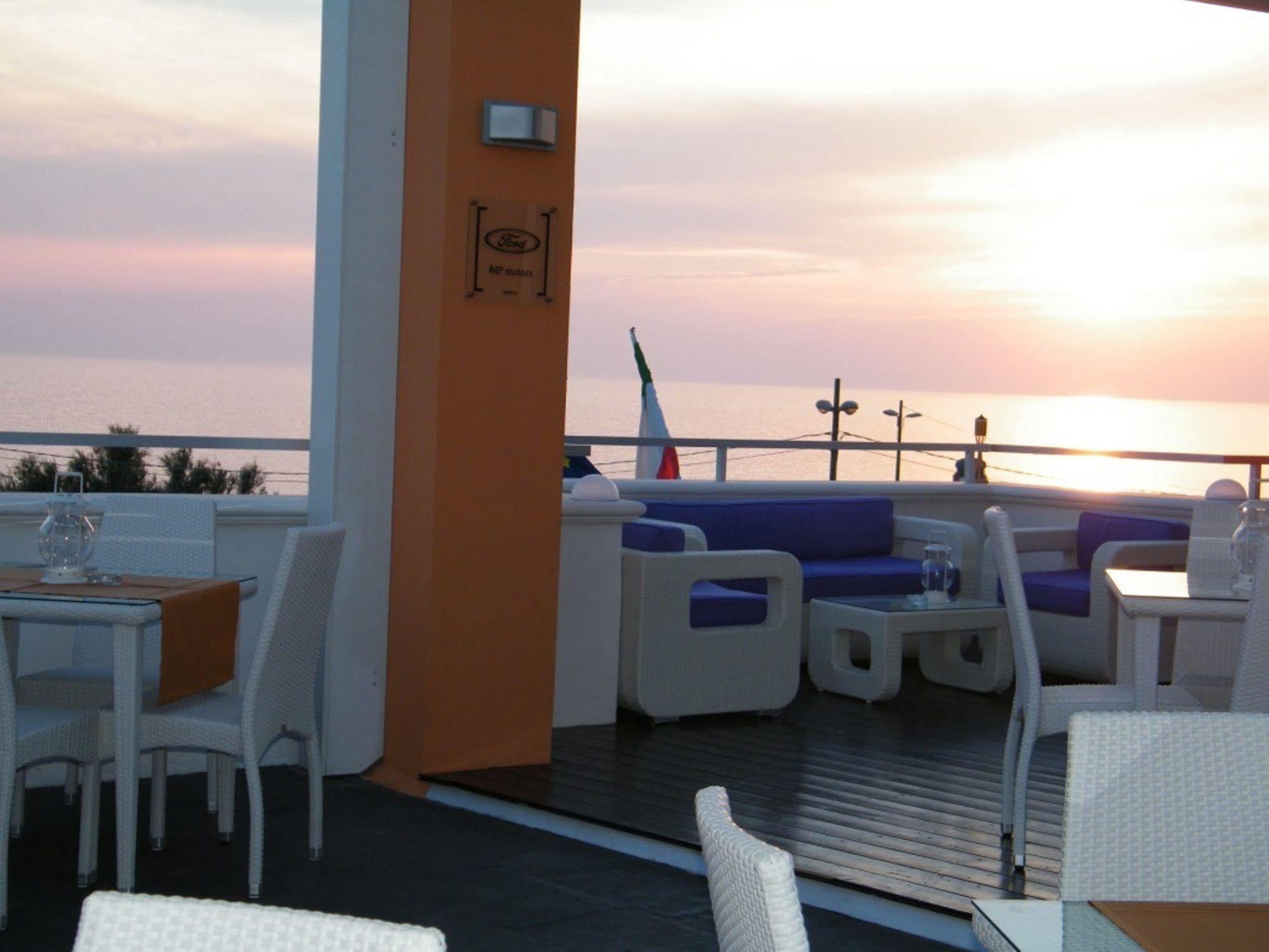 Piccadilly Rooms Restaurant And Beach Santa Maria al Bagno Exterior photo