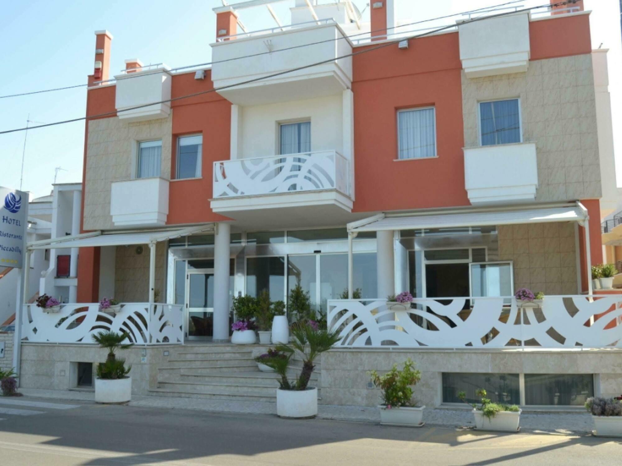 Piccadilly Rooms Restaurant And Beach Santa Maria al Bagno Exterior photo